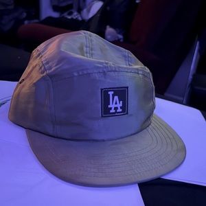 New era dodgers/lakers collabo 5 panel clip strap back in shinny gold 9/10 cond